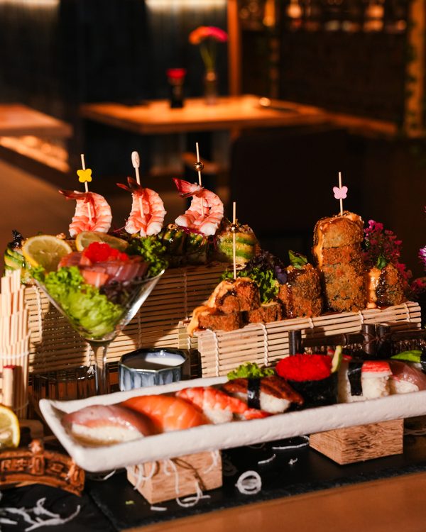 Sushi-Platte mit Garnelen-Spießen, Nigiri und Kaviar.